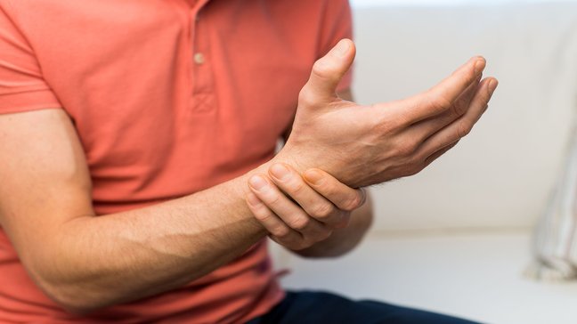 Orthopädiezentrum Wien - Handgelenk-TFCC-Scheibenverletzung bei einer Person, die ihr Handgelenk hält