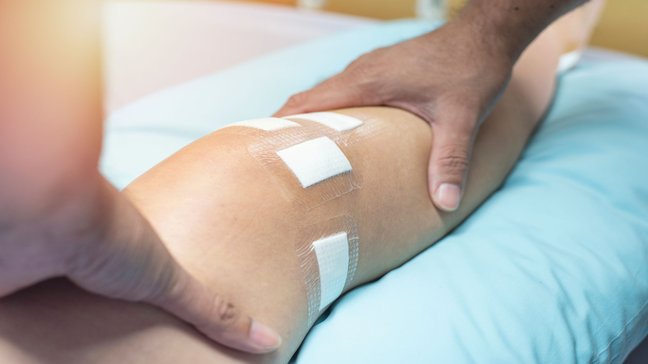 Orthopädiezentrum Wien - Arthroskopische Operation am Knie wird im Rahmen eines operativen Verfahrens durchgeführt