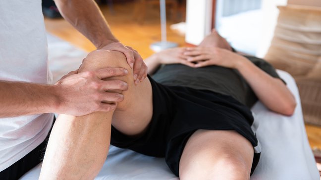 Orthopädiezentrum Wien - Mann führt Physiotherapie im Rahmen einer Rehabilitation aus.