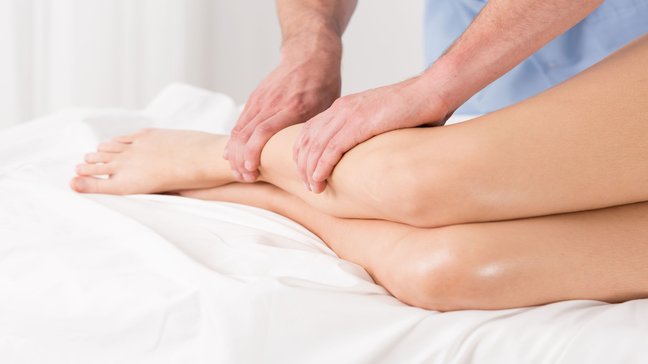 Orthopädiezentrum Wien - Mann führt Lymphdrainage im Rahmen einer Unterstützenden Therapie und Hilfsmittel speziellen Therapie aus.