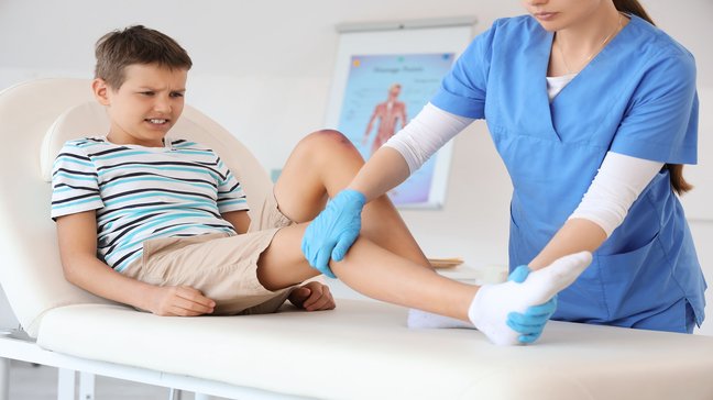 Orthopädiezentrum Wien – Juvenile Arthritis bei einem Kind, das eine Therapie für Knieschmerzen erhält.